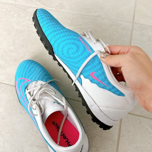 98% NEW MENS SOCCER SHOES, SIZE 9.5 - Picture 3 of 9